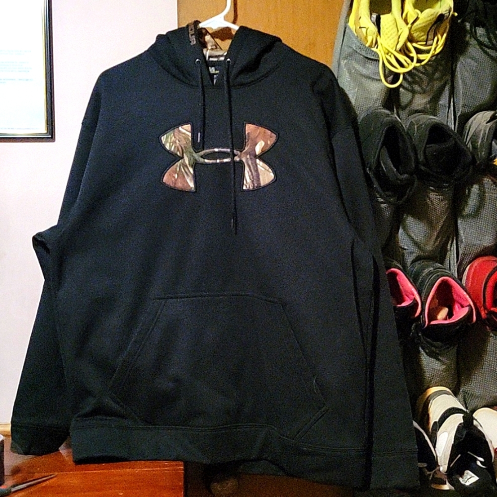 NWOT Men's Under Armour hooded sweater